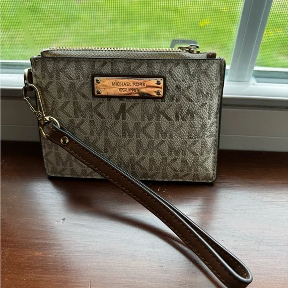 NWOT Michael Kors Beige Monogram Wristlet - Picture 2 of 4